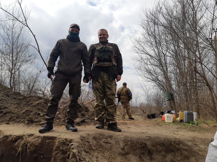 Des soldats ukrainiens au bord d'une tranchée dans le sud-est de l'Ukraine le 5 avril 2022 (MARIE-PIERRE VEROT / RADIO FRANCE)