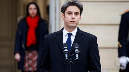 Le nouveau Premier ministre Gabriel Attal lors de la cérémonie de passation de pouvoir avec la Première ministre sortante Elisabeth Borne à l'hôtel Matignon à Paris, le 9 janvier 2024. (LUDOVIC MARIN / POOL)