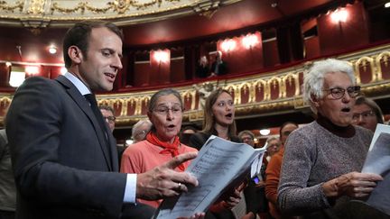 Emmanuel Macron chante "Toréador", de "Carmen", avec des choristes à l'Opéra de Strasbourg, le 31 octobre 2017
 (Christian Hartmann / Pool / AFP)