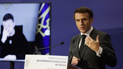 Le président français Emmanuel Macron donne un discours pendant la conférence pour l'aide et la reconstruction de l'Ukraine, organisée à Paris, le 13 décembre 2022. (LUDOVIC MARIN / POOL / AFP)