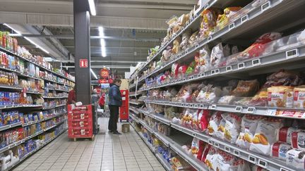 Les rayons d'un supermarché à Briançon (Hautes-Alpes), le 5 janvier 2022. (THIBAUT DURAND / HANS LUCAS / AFP)