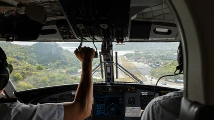 Un pilote d'Air Antilles se prépare à atterrir à l'aéroport de Saint-Barth, le 8 mai 2023. (RAPHAEL GOTHEIL / HANS LUCAS / AFP)