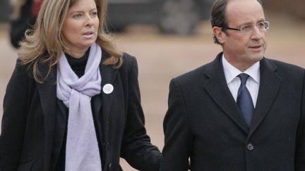 Val&eacute;rie Trierweiler et Fran&ccedil;ois Hollande lors des fun&eacute;railles de Danielle Mitterrand &agrave; Cluny (Sa&ocirc;ne-et-Loire) le 26 novembre 2011. (ROBERT PRATTA / REUTERS)