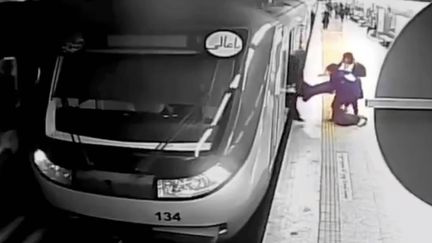 Des images de vidéosurveillance montrent Armita Geravand inconsciente dans le métro à Téhéran, en Iran, le 1er octobre 2023. (AP / SIPA)