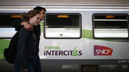 Un train Intercités à la gare Saint-Jean, à Bordeaux (Gironde), le 26 mai 2015. (MAXPPP)