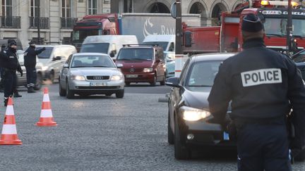 Les policiers contrôlent les véhicules, place de la Concorde à Paris.&nbsp; (JACQUES DEMARTHON / AFP)