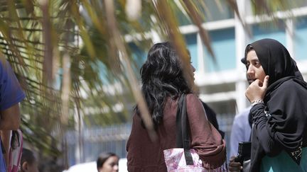 Deux femmes discutent, dont une est voilée. Illustration. (RICHARD BOUHET / AFP)