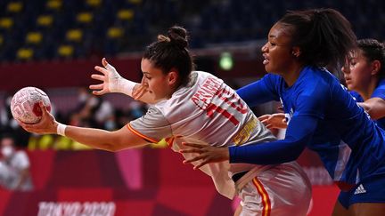 Les Bleues se sont inclinées face aux Espagnoles lors du deuxième match de phase de groupes du tournoi olympique à Tokyo, le 27 juillet 2021. (MARTIN BERNETTI / AFP)