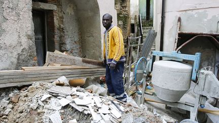 Daniel, migrant ghanéen, travailleur du bâtiment dans un village de Calabre. (REUTERS/Max Rossi )