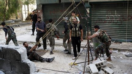 Des membres de l'Arm&eacute;e syrienne libre utilisent une catapulte pour lancer des bombes artisanales contre des soldats du gouvernement &agrave; Alep (Syrie), le 15 octobre 2012. (ASMAA WAGUIH / REUTERS)