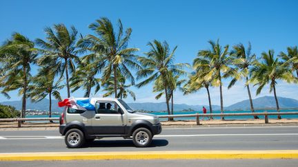 Un drapeau français flotte, accroché à une voiture, le 4 novembre 2018 à Nouméa, en Nouvelle-Calédonie. (NICOLAS JOB / SIPA)