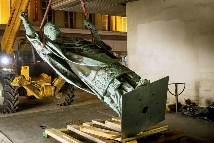 La statue monumentale de Saint-Martin élevée pour être exposée dans la hall de la mairie de Tours (Indre-et-loire) en mars 2015
 (GUILLAUME SOUVANT / AFP)