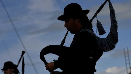 Un homme de la Banda de Gaitas joue de la cornemuse pendant la grande parade du festival interceltique de Lorient, le 3 août 2014
 (MIGUEL MEDINA / AFP)