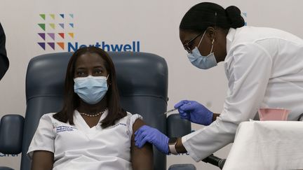 Sandra Lindsay, infirmière à New York, est la première personne à se faire vacciner aux Etats-Unis, le 14 décembre 2020. (MARK LENNIHAN / AFP)