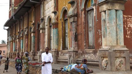 Un mur de la Grande Mosquée de Porto-Novo, menacée par le temps (5 juillet 2016)
 (Yanick Folly / AFP)