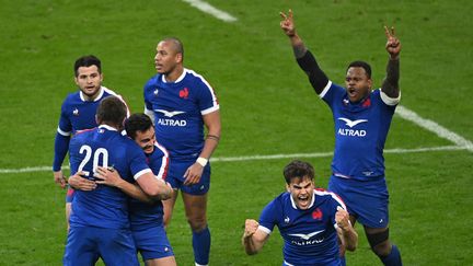 Des joueurs du XV de France célèbrent leur victoire contre le pays de Galles durant le Tournoi des six nations, le 20 mars 2021, au Stade de France (Seine-Saint-Denis). (ANNE-CHRISTINE POUJOULAT / AFP)