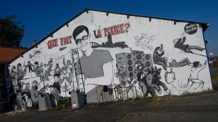 Une fresque en hommage à Steve Maia Canico, le jeune homme décédé après une chute dans la Loire lors d'une charge de la police pendant la fête de la musique à Nantes (France) le 21 juin 2019.&nbsp; (ESTELLE RUIZ / NURPHOTO / AFP)