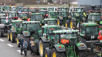 Le tracteur a été à la Une de l'actualité cette semaine, mais il a aussi déjà été mis en chansons. (VINCENT VOEGTLIN / MAXPPP)