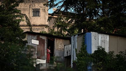 Une femme devant l'entrée du bidonville Talus 2 à Koungou (Mayotte), le 21 mai 2023. (PHILIPPE LOPEZ / AFP)