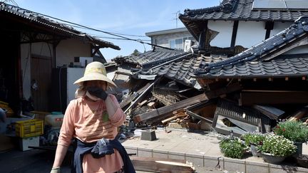 Sur l'île de Kyushu frappée de plein fouet par un violent de séisme de magnitude 6,5, le tremblement de terre a ravivé le traumatisme lié au séisme suivi d'un tsunami dévastateur du 11 mars 2011. «La maison a été secouée de haut en bas», a raconté à l'AFP Nobuyuki Morita, 67 ans, un habitant de Mashiki. «Nous étions en train de regarder la télévision lorsque nous avons ressenti de grosses secousses. J'étais très surpris. Je n'ai jamais connu un tel tremblement de terre de ma vie.» Au Japon, il existe une deuxième échelle de mesure des séismes, en plus de la traditionnelle communément utilisée dans le monde entier. Elle mesure le ressenti et affichait ici une intensité de 7, un niveau auquel les personnes et les meubles peuvent être projetés en tous sens. Plusieurs grands groupes japonais, dont Toyota, Bridgestone, Honda et Sony, ont décidé le 15 avril de suspendre les opérations dans leurs usines situées dans la région, afin de faire un point avec les fournisseurs et d'évaluer les dégâts. Des routes ont été éventrées et les transports perturbés. Les craintes sont d'autant plus grandes qu'ici aussi, comme à Fukushima, il est question de centrales nucléaires, à savoir celles d'Ehime et Genkai. Mais elles n'ont pas été affectées, selon les informations rapportées par les opérateurs. (KAZUHIRO NOGI / AFP)