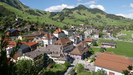 Vue bucolique de Château d'Oex sur le trajet du GoldenPass Express entre Montreux et Zweisimmen (EMMANUEL LANGLOIS / RADIO FRANCE)