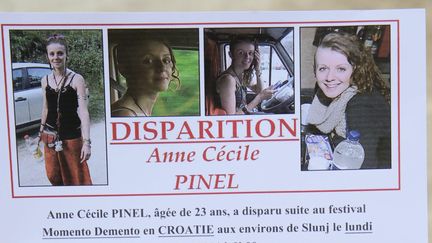 Des photos de Anne-Cécile Pinel sur un tract diffusé, le 4 octobre 2014 à Chambéry (Savoie), après sa disparition en Croatie. (MAXPPP)