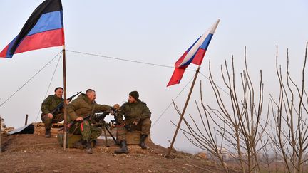 Des soldats pro-russes près de l'aéroport de Marioupol (Ukraine), le 25 mars 2022.
 (VIKTOR ANTONYUK / SPUTNIK /AFP)