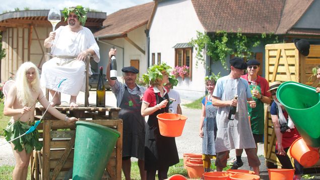 &nbsp; (Des vignerons accueillent les passants en leur proposant un verre © RF/BS)