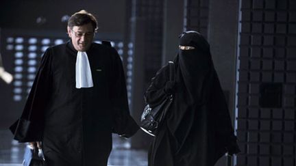 Sandrine Mouleres et son avocat Me Jean-Michel Pollono, le 28 juin 2010, au tribunal de police de Nante. (AFP - Frank Perry)