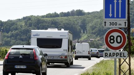 Un panneau de limitation de vitesste à 80 km/h, sur la N7 près de Valence (Drôme), le 2 juillet 2015. (PHILIPPE DESMAZES / AFP)