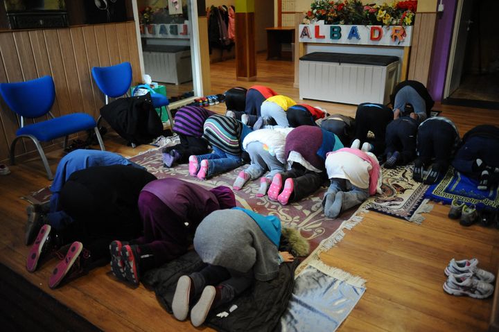 Elèves priant dans une école musulmane privée dans le quartier du Mirail à Toulouse, le 23 janvier 2015. (REMY GABALDA / AFP)