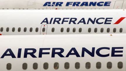 Des avions d'Air France sur le tarmac de l'a&eacute;roport de Roissy Charles-de-Gaulle, le 10 octobre 2013. (GABRIEL BOUYS / AFP)