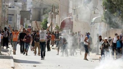 Heurts entre forces de sécurité et islamistes radicaux à Ettadhamen, à 15 km de Tunis, le 19 mai 2013. (AFP - Khalil)