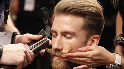 Dans les coulisses du d&eacute;fil&eacute; Patrick Mohr lors de la fashion week berlinoise (Allemagne), le 20 janvier 2012. (TOBIAS SCHWARZ / REUTERS)