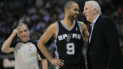 Le coach de San Antonio, Gregg Popovich, en discussions avec son meneur Tony Parker