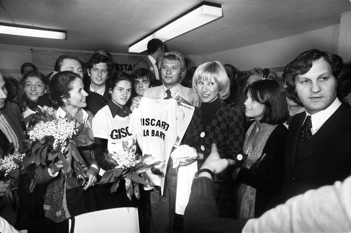 Le chanteur Johnny Hallyday, lors de la campagne présidentielle de Valéry Giscard d'Estaing, le 1er mai 1974 à Paris.
&nbsp; (AFP)