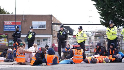 Des militants de Just Stop Oil bloquent l'accés du terminal Esso à Birmingham (Grande-Bretagne), le 1er avril 2022. (JOE GIDDENS / MAXPPP)