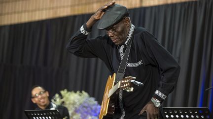 Oliver Mtukudzi donne un récital à l'occasion des obsèques d'une autre légende du jazz, le Sud-Africain Hugh Masekela, le 28 janvier 2018 à Soweto. (WIKUS DE WET / AFP)