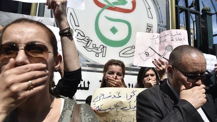 Manifestation des employés de la télévision d’Etat contre la censure à Alger, le 15 avril 2019 (RYAD KRAMDI / AFP)