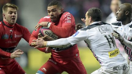 Julien Arias (Stade Français) tente de stopper Bryan Habana (Toulon)  (LIONEL BONAVENTURE / AFP)