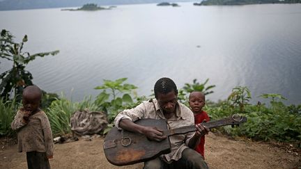 Beaucoup de personnes pensent que les «Pygmées ne possèdent pas la même valeur humaine que les Bantous, et les Pygmées eux-mêmes considèrent comme ‘’normal’’ d'être discriminés. Mais peu à peu, les peuples autochtones ont pris conscience qu'ils avaient des droits comme tout le monde.»  (Therese Di Campo/Reuters)