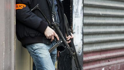 Des policiers dans le quartier de la Goutte-d'Or, le 7 janvier 2016 à Paris. (FLORIAN DAVID / AFP)