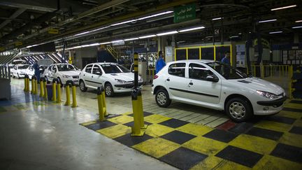 Des voitures Peugeot 206 sortent de la production à Téhéran (Iran), le 20 février 2016. (BEHROUZ MEHRI / AFP)