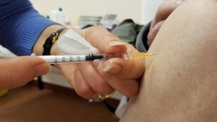 Une infirmière injecte le vaccin contre le coronavirus d'AstraZeneca à un patient dans un centre de vaccination du Mans (Sarthe), le 7 mars 2021. (CLEMENTINE VERGNAUD / RADIO FRANCE)