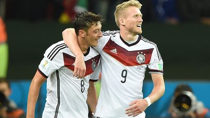 Les deux buteurs allemands Mesut &Ouml;zil et Andre Sch&uuml;rrle se f&eacute;licitent apr&egrave;s la victoire de la Mannschaft contre l'Alg&eacute;rie, le 30 juin 2014 &agrave; Porto Alegre (Br&eacute;sil). (KIRILL KUDRYAVTSEV / AFP)