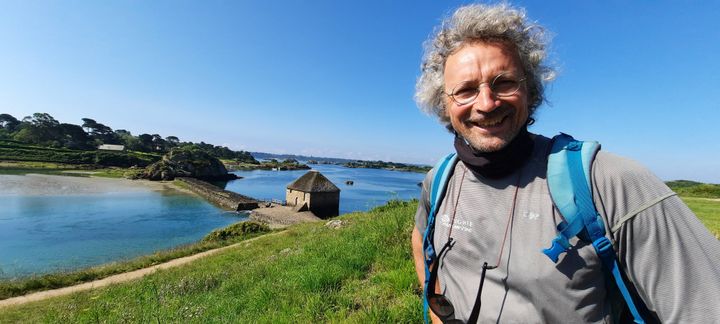 Philippe Allain, guide, aime déclamer des poèmes depuis les rivages de l'île de Bréhat. (BENJAMIN ILLY / RADIO FRANCE)