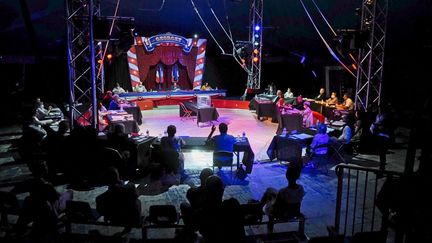 Le maire de Luynes (Indre-et-Loire),&nbsp;Bertrand Ritouret, lors de sa réélection&nbsp;sous un chapiteau de cirque, le 26 mai 2020. (GUILLAUME SOUVANT / AFP)