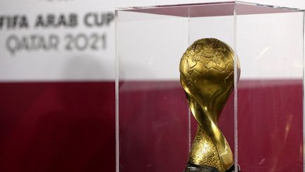 Présentation du trophée de la Coupe arabe de football, le 23 novembre 2021 à Doha. (KARIM JAAFAR / AFP)