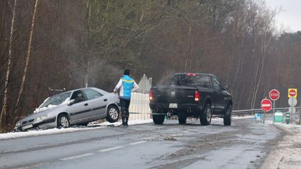 Une voiture accidentée à Wallers (Nord), le 9 janvier 2025. (FRANCOIS LO PRESTI / AFP)