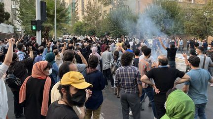 Des Iraniens manifestent après la mort de Mahsa Amini dans les rues de la capitale du pays, Téhéran,&nbsp;le 19 septembre 2022. (AFP)